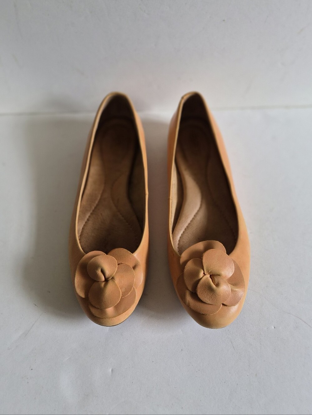 Born Nude Leather Ballet Flats Size 8.5 Flower Round Toe Minimalist Neutral